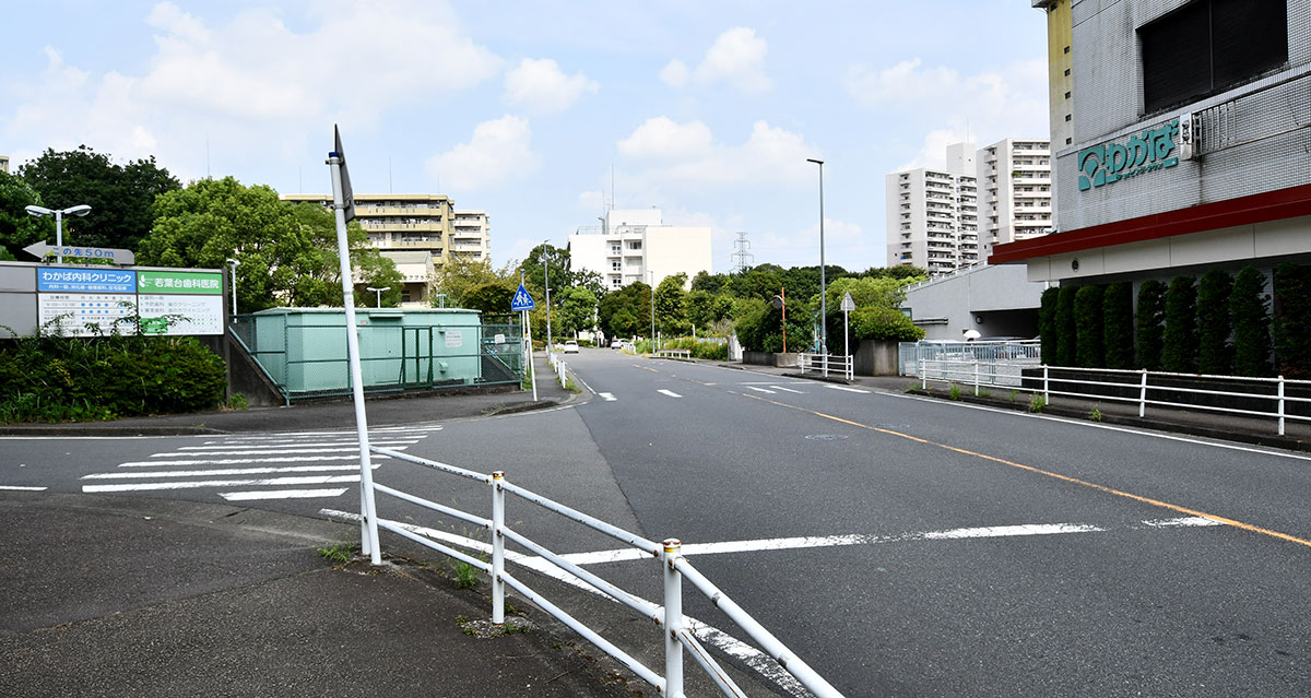 イトーヨーカドー前のT字路を入ります。